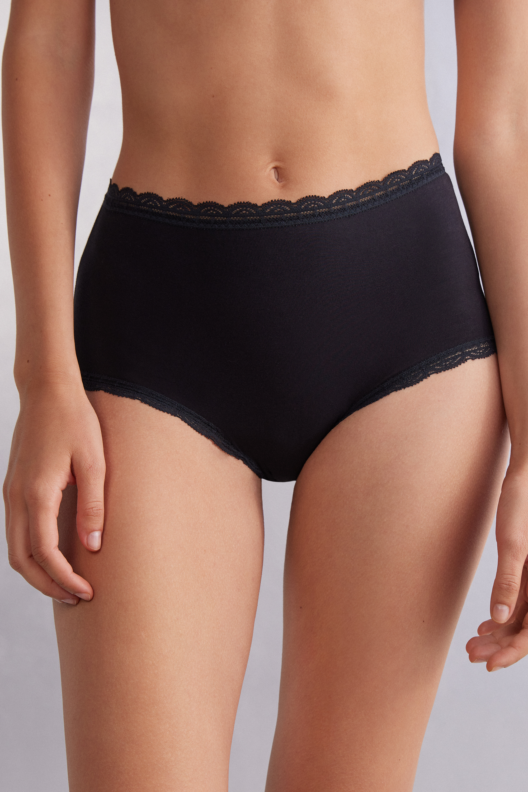 Calças culote de cintura alta em algodão e renda.