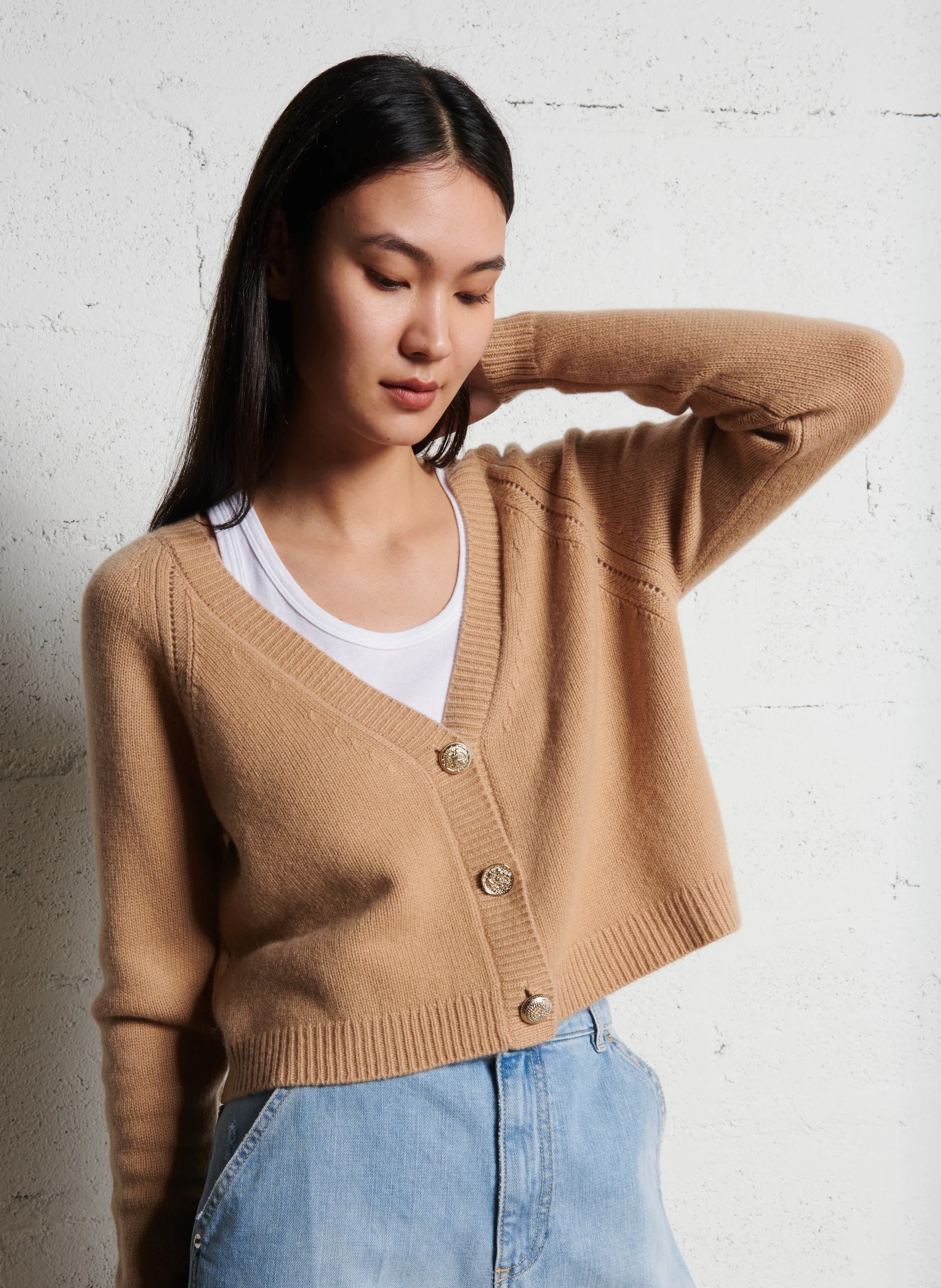 CARILA - Gilet droit col V en cachemire | Marron