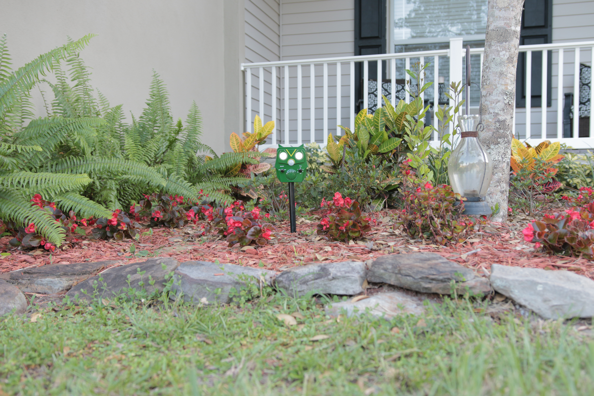 Owl Guard Ultraschall Schädlings Bekämpfer Garten Abwehr Tierschreck mit Blitzlicht IP34 Batteriebetrieben (VHGVACIND0420) - Grün