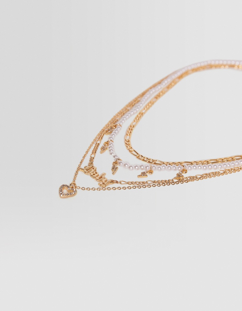 Conjunto de 4 colares com pingente de coração e strass.