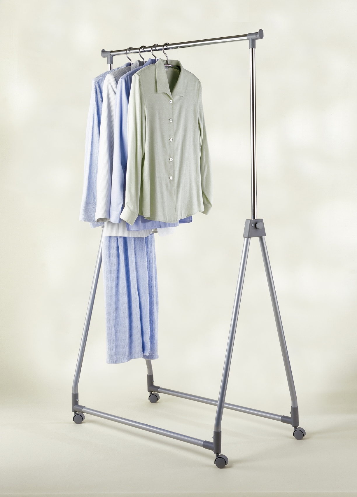 WENKO Kleiderständer stufenlos höhenverstellbar (99-167 cm), mit 4 Rollen, Tragkraft 40 kg