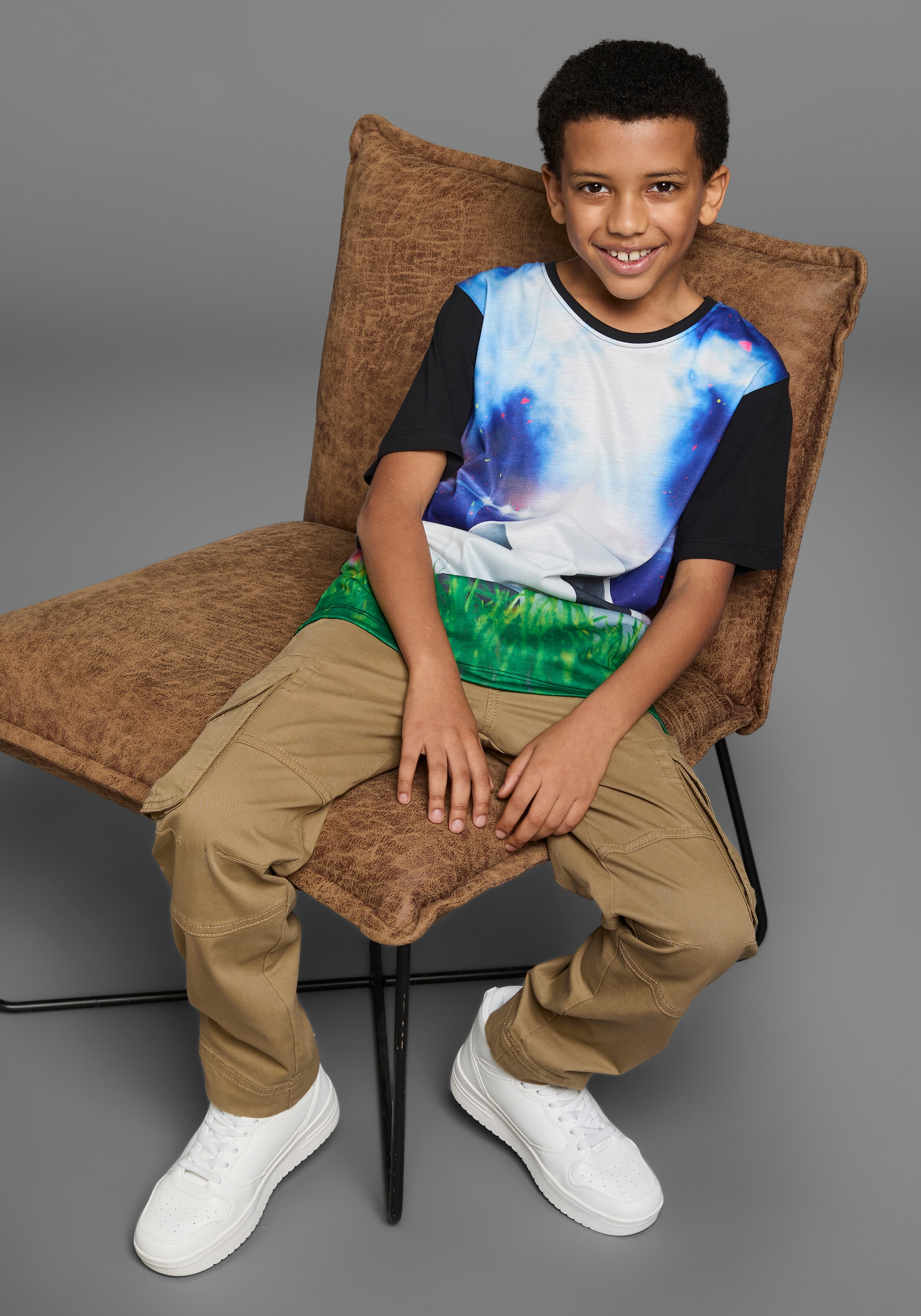KIDSWORLD T-Shirt »Mit coolem FUSSBALL-Print« Kurzarm,  Basic-Passform,  mit trendigem Druck,  Rundhalsausschnitt