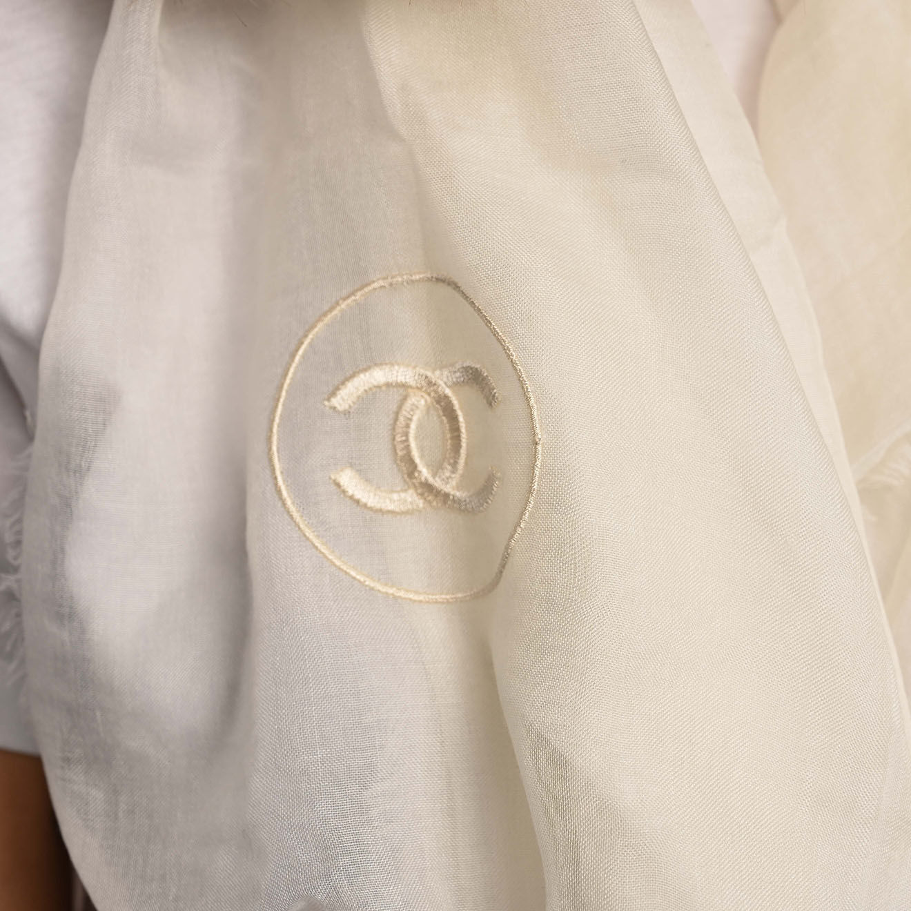 Chanel Foulard en Cachemire écru - Neuf sans étiquette - 130x95 cm