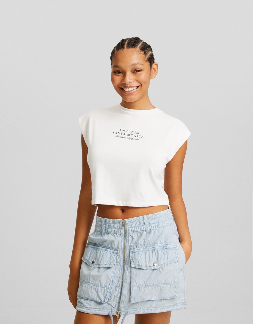 Minissaia cargo em jeans com efeito desbotado