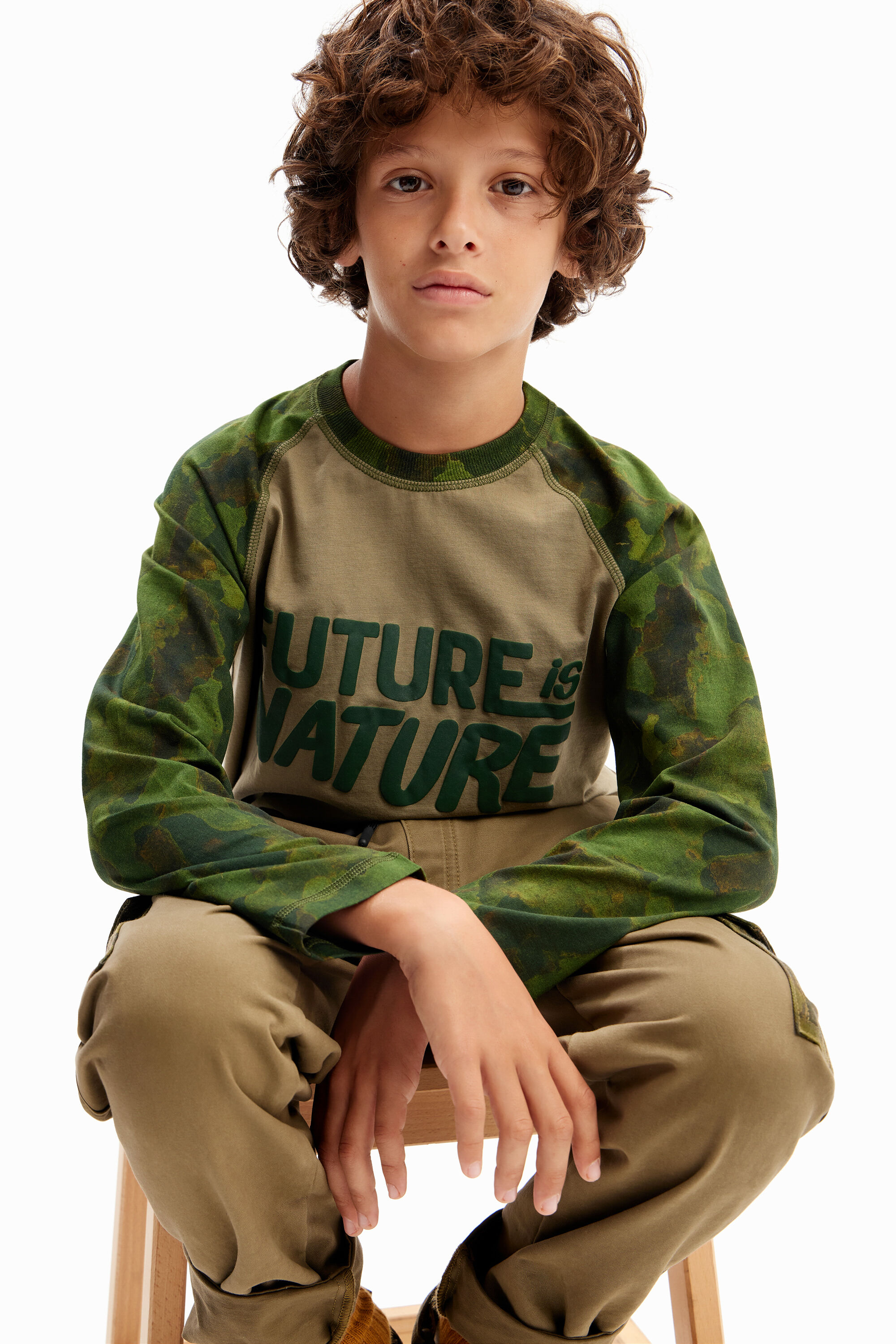 Camiseta com estampa camuflada e mensagem