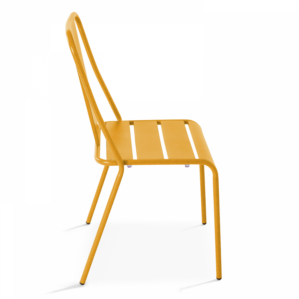 Chaise en métal jaune