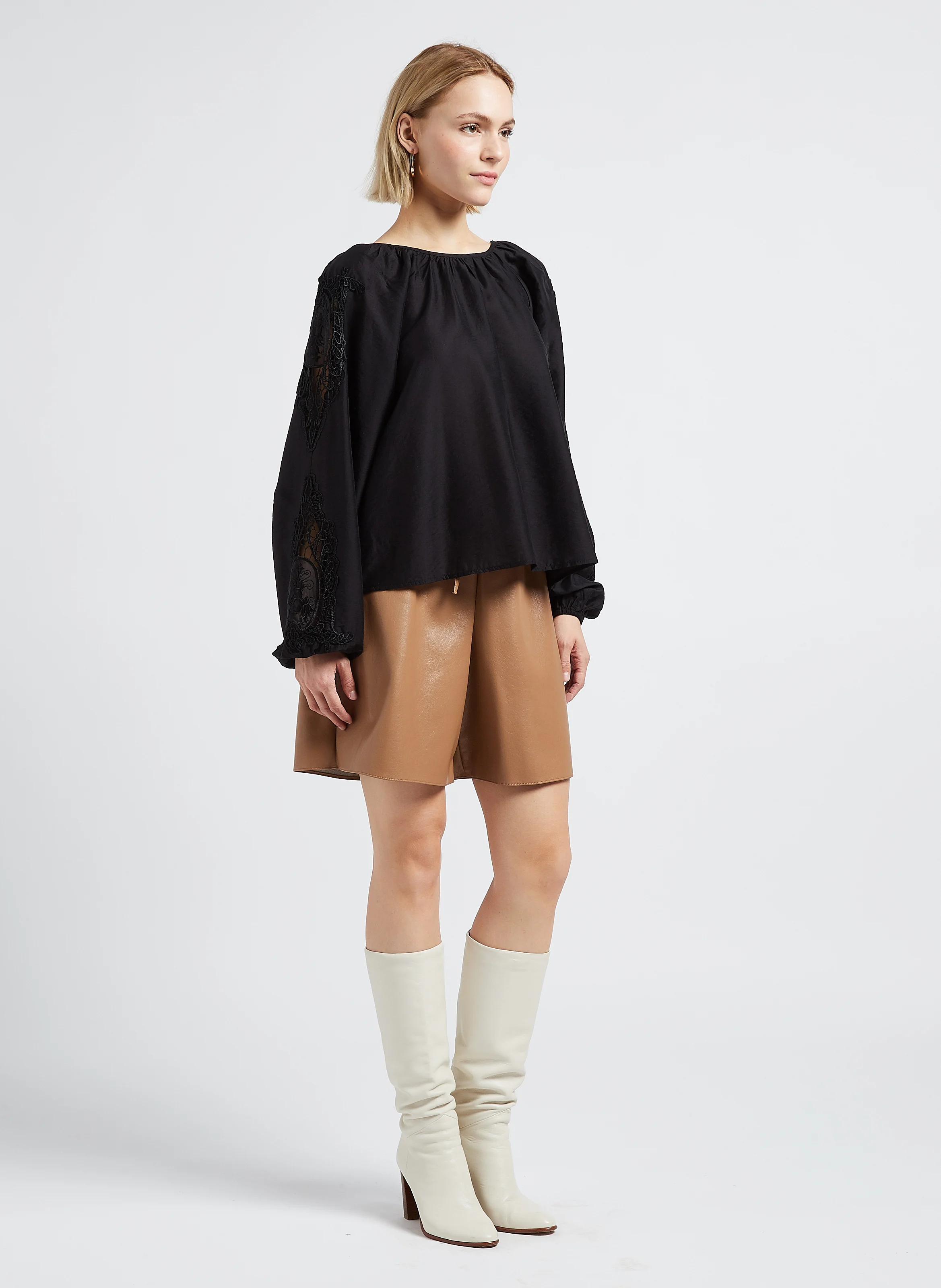 BRINNE - Blouse col rond à broderie ajourées décolletés dos| Noir