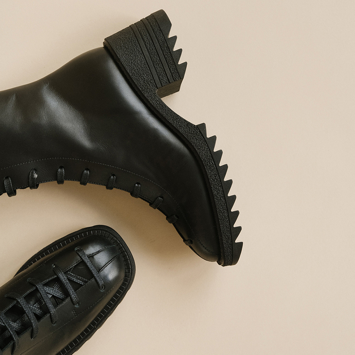 Boots à semelles crantées et lacets  en cuir noir