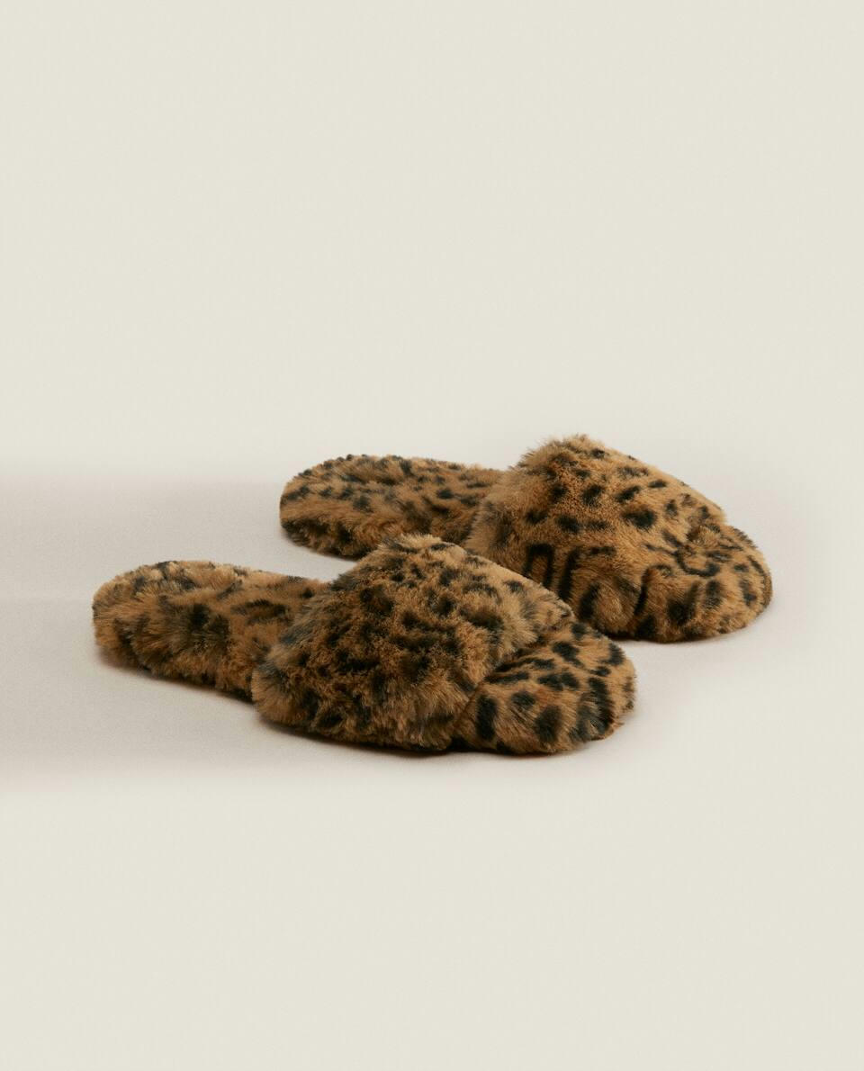 Pantufas de pele sintética com estampa animal