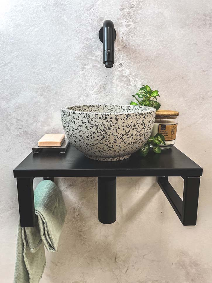 Saniclear Lovi fonteinset met zwart-witte terrazzo waskom en zwarte kraan voor in het toilet