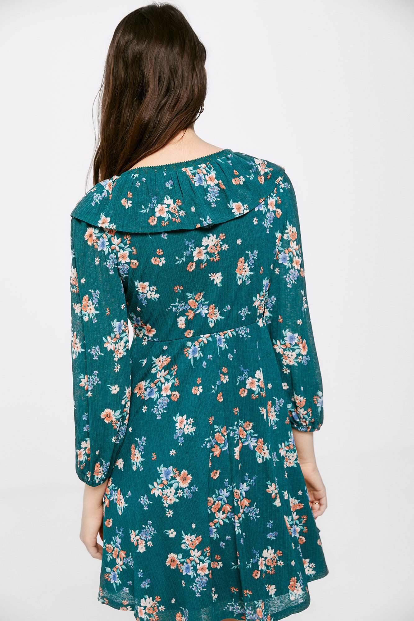 Vestido curto com decote franzido