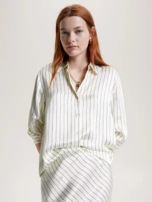 Camisa de cetim com riscas e corte descontraído
