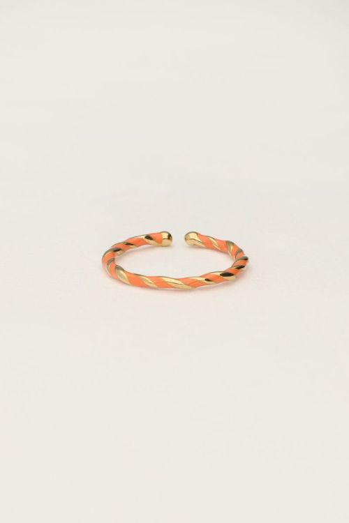 Gedraaide ring met oranje