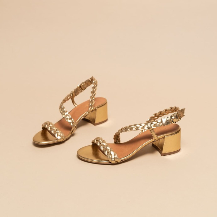 Sandales à talons et brides tressées  en cuir métallisé platine