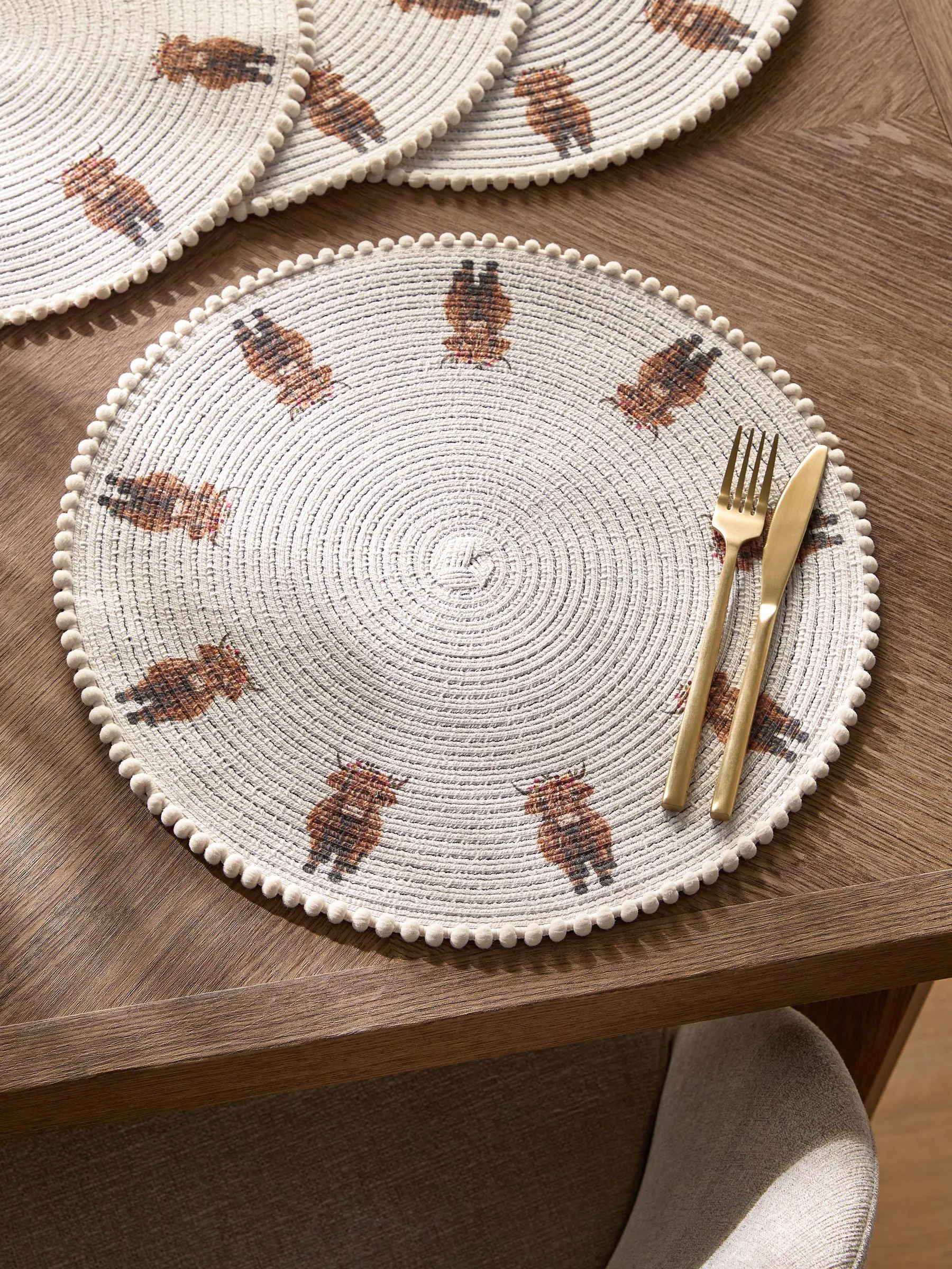 Set van 4 Hamish The Highland Cow placemats met pomponrand