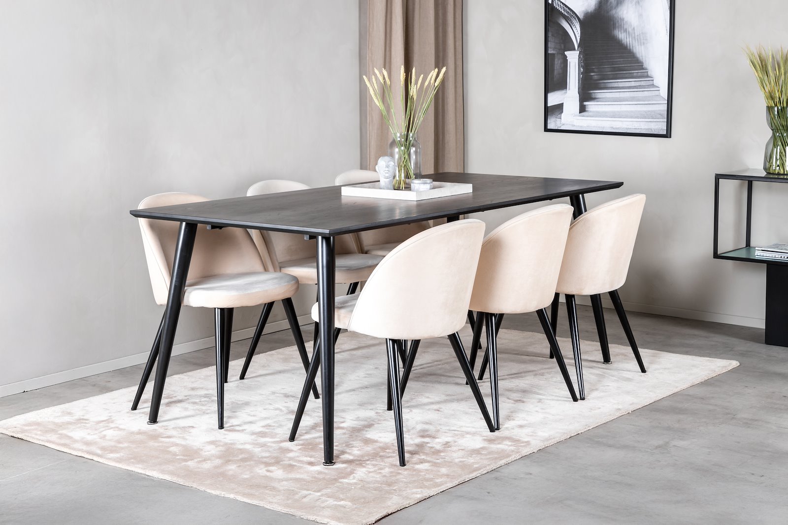 Velvet spisestol. Sett av 2 Sett av 2. Beige fløyelsstoff med sortlakkerte ben.