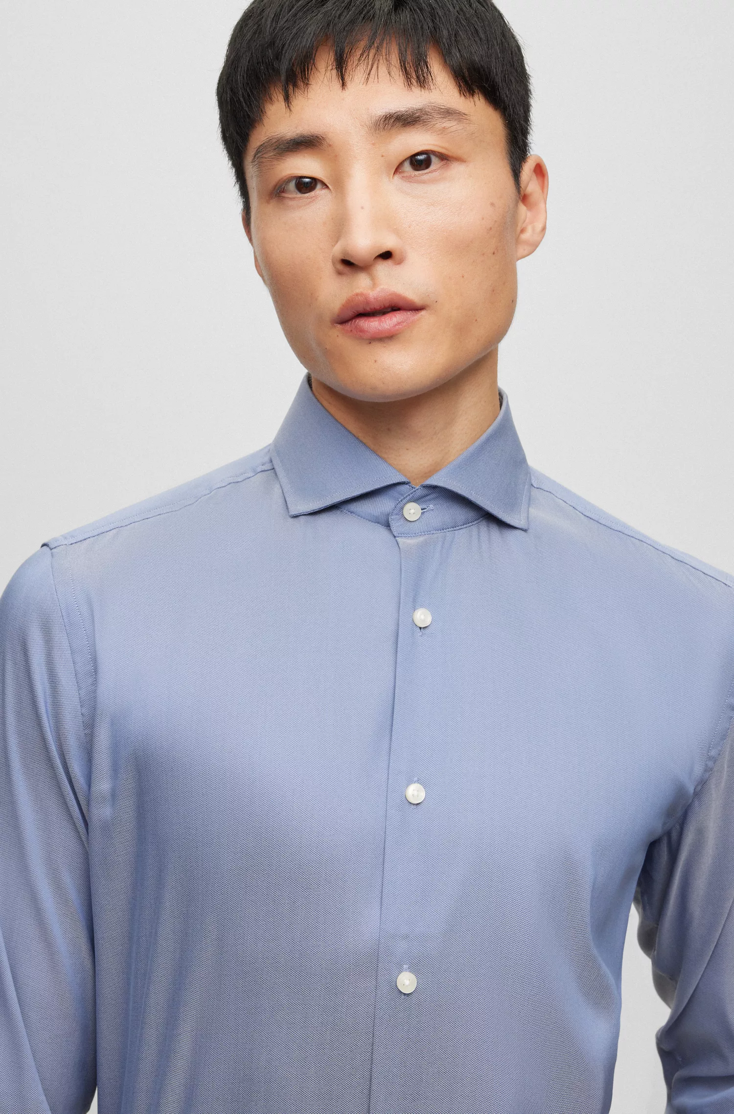 Camisa BOSS preta de corte slim em tecido estruturado de alta performance com elasticidade.