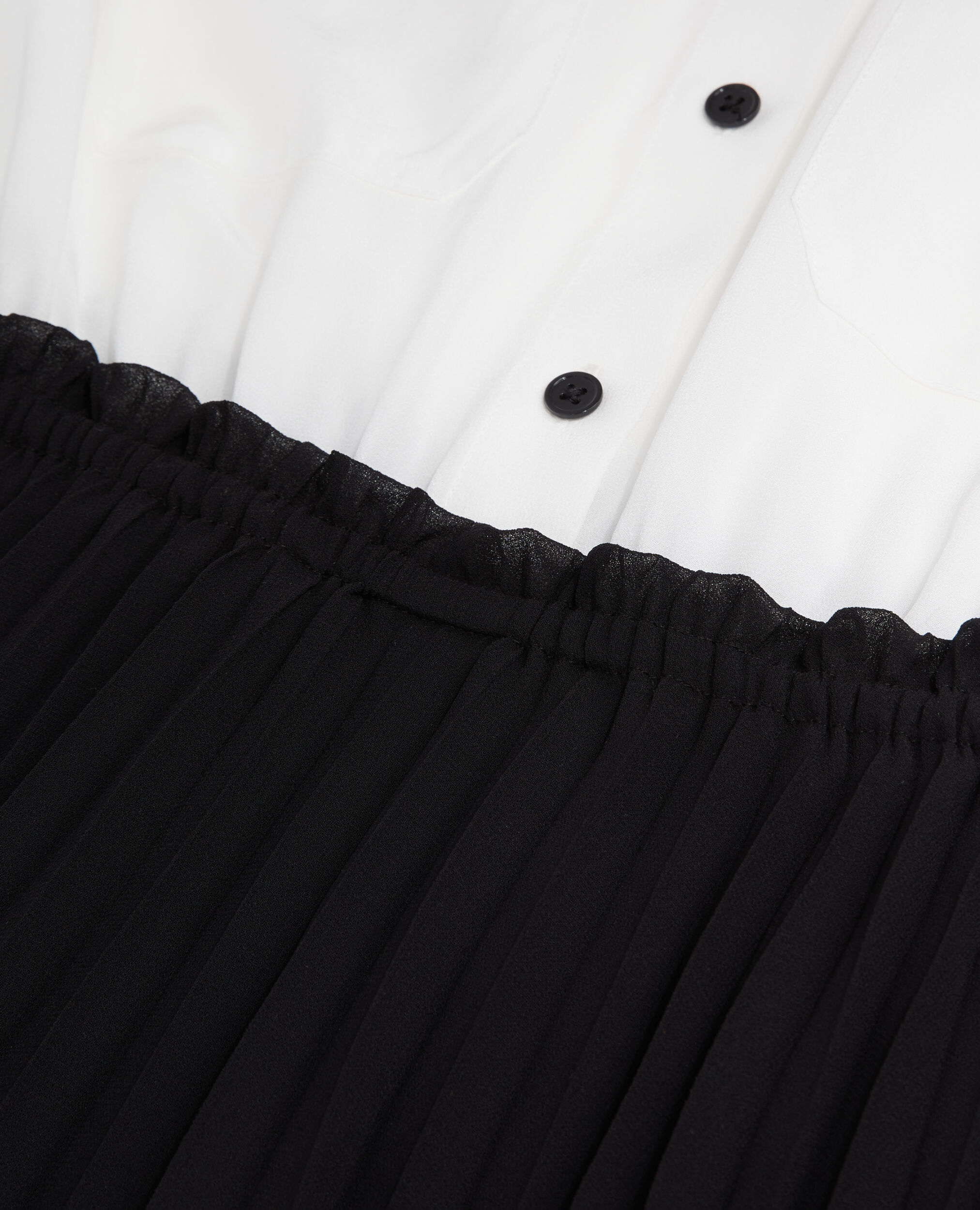 Robe courte plissée noire et blanche