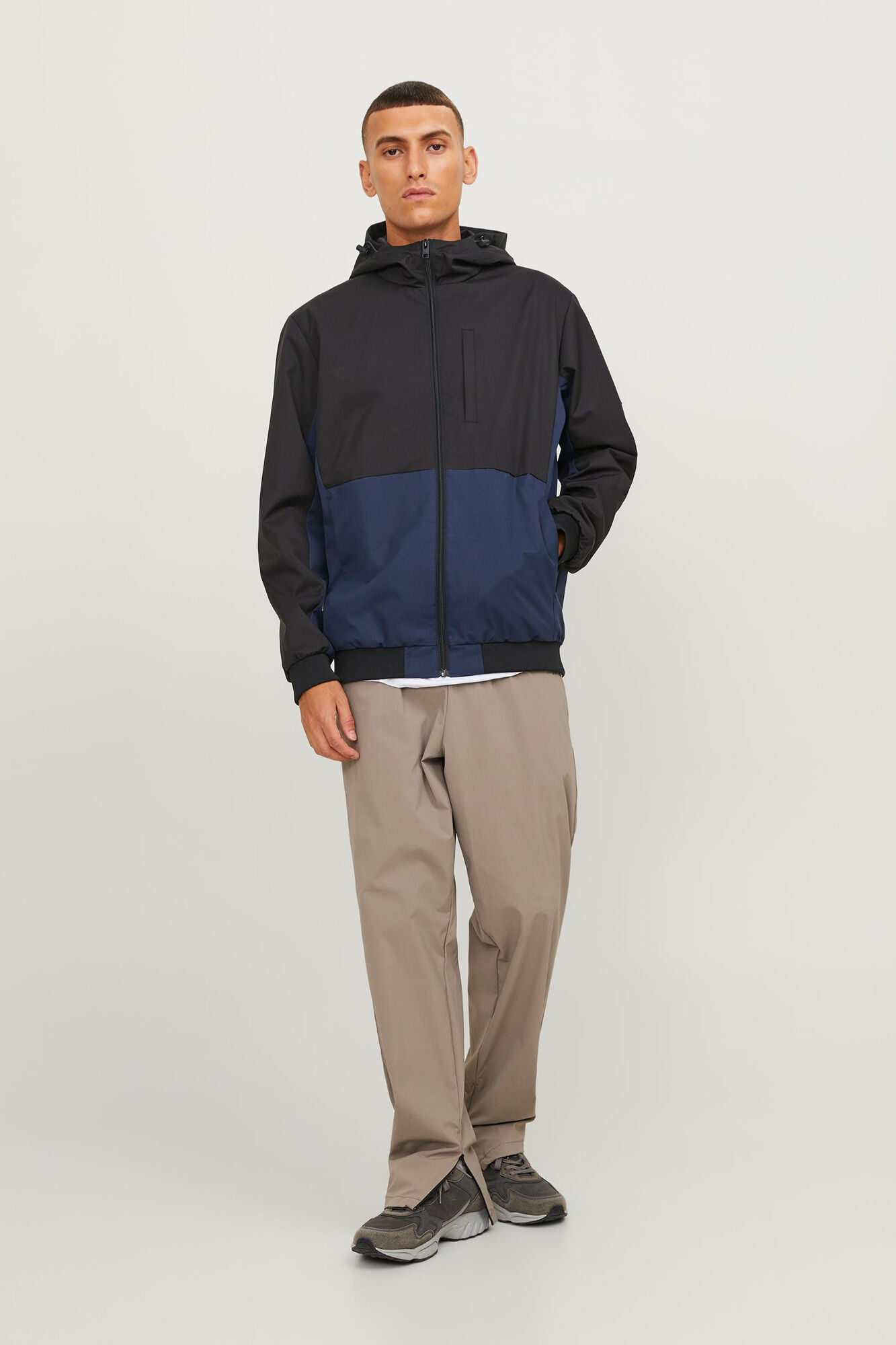 Jaqueta softshell color block com capuz.