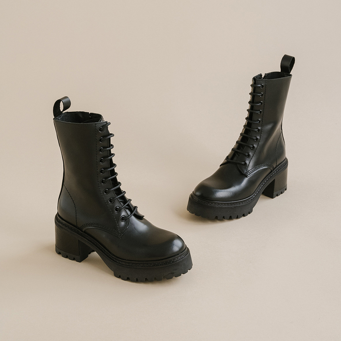 Boots à plateformes et lacets  en cuir glacé noir