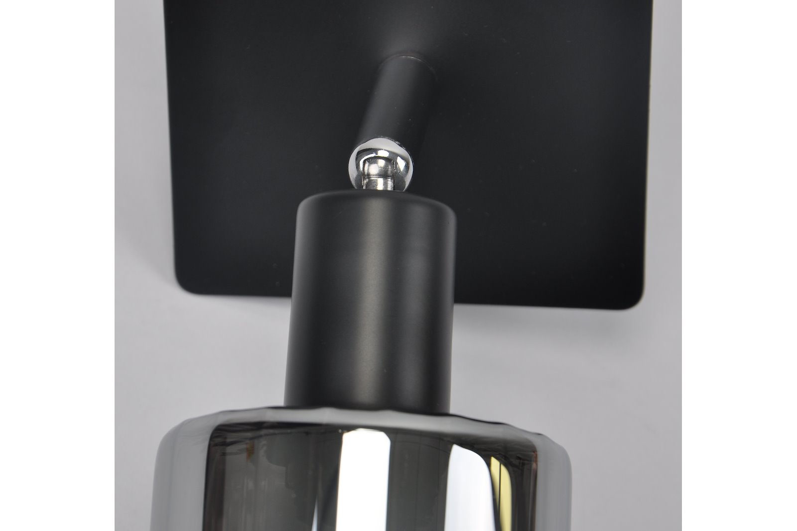 Darwin vegglampe Sort med sotet glass, E14