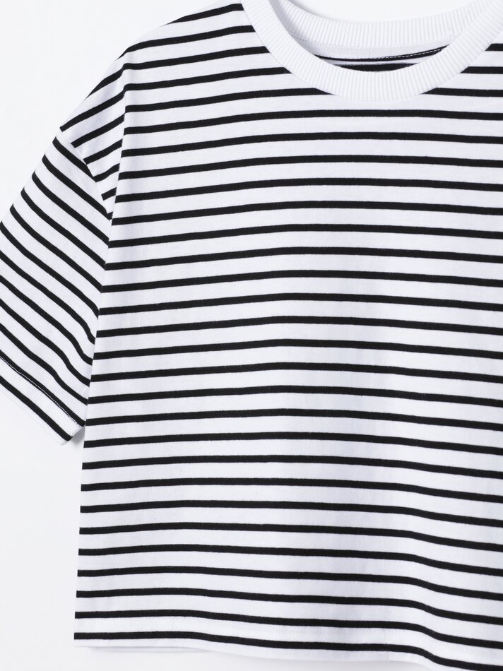 Camiseta cropped de manga curta - Off-white/preta