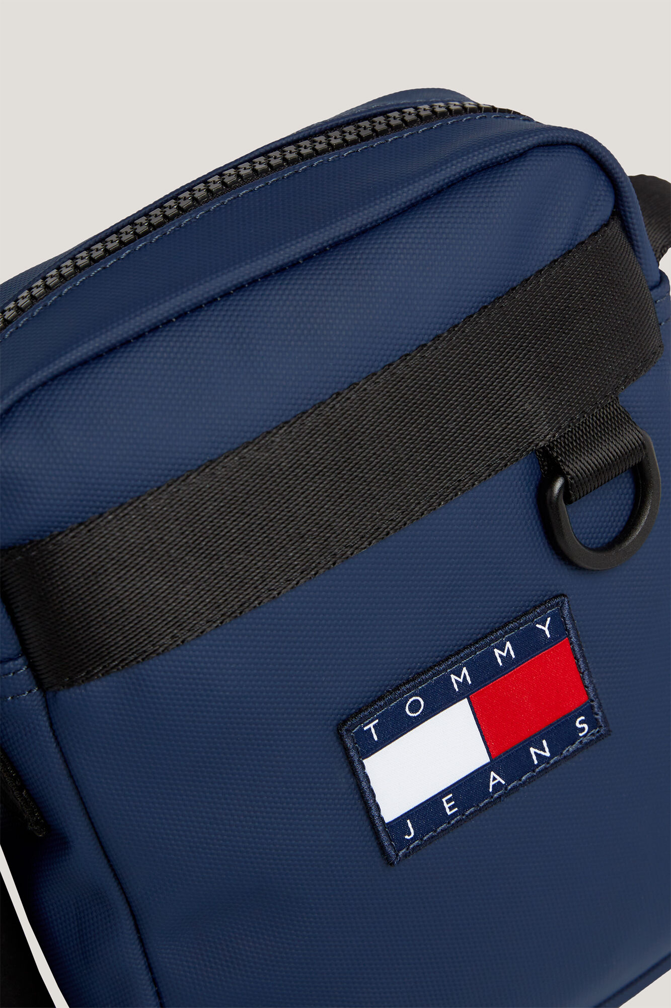 Bolsa de ombro masculina Tommy Jeans com bandeira.