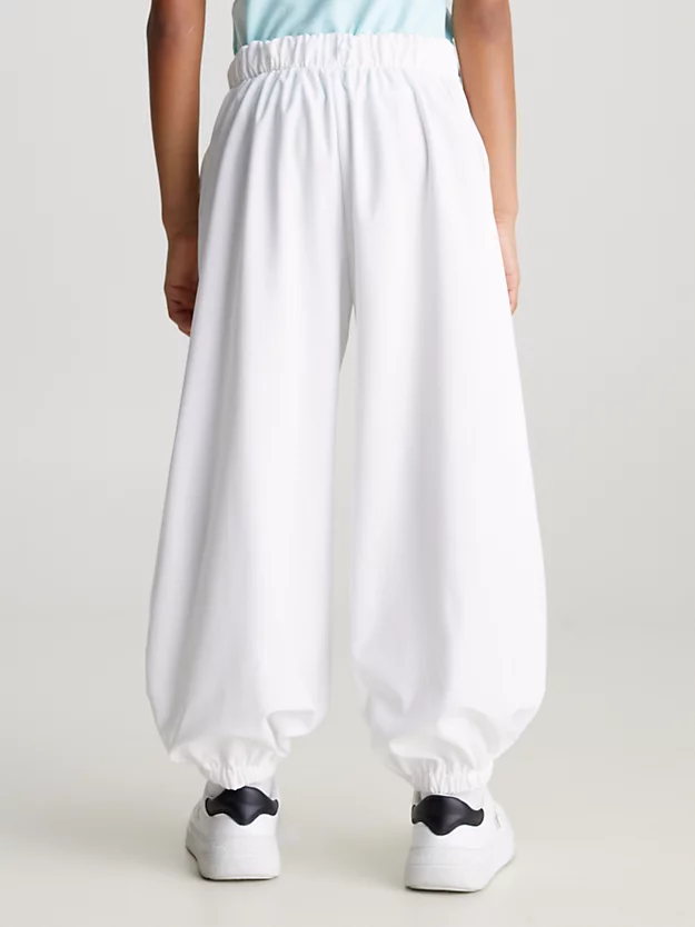 Calça cargo de moletom com cordão na barra e modelagem folgada.