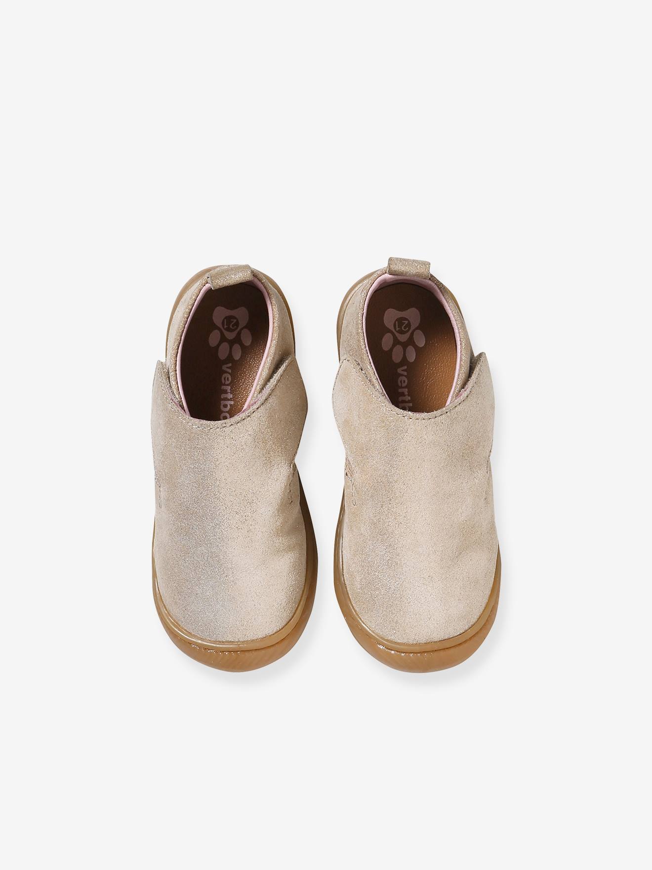 Sapatinhos de bebê flexíveis em couro com fecho de velcro, dourados.
