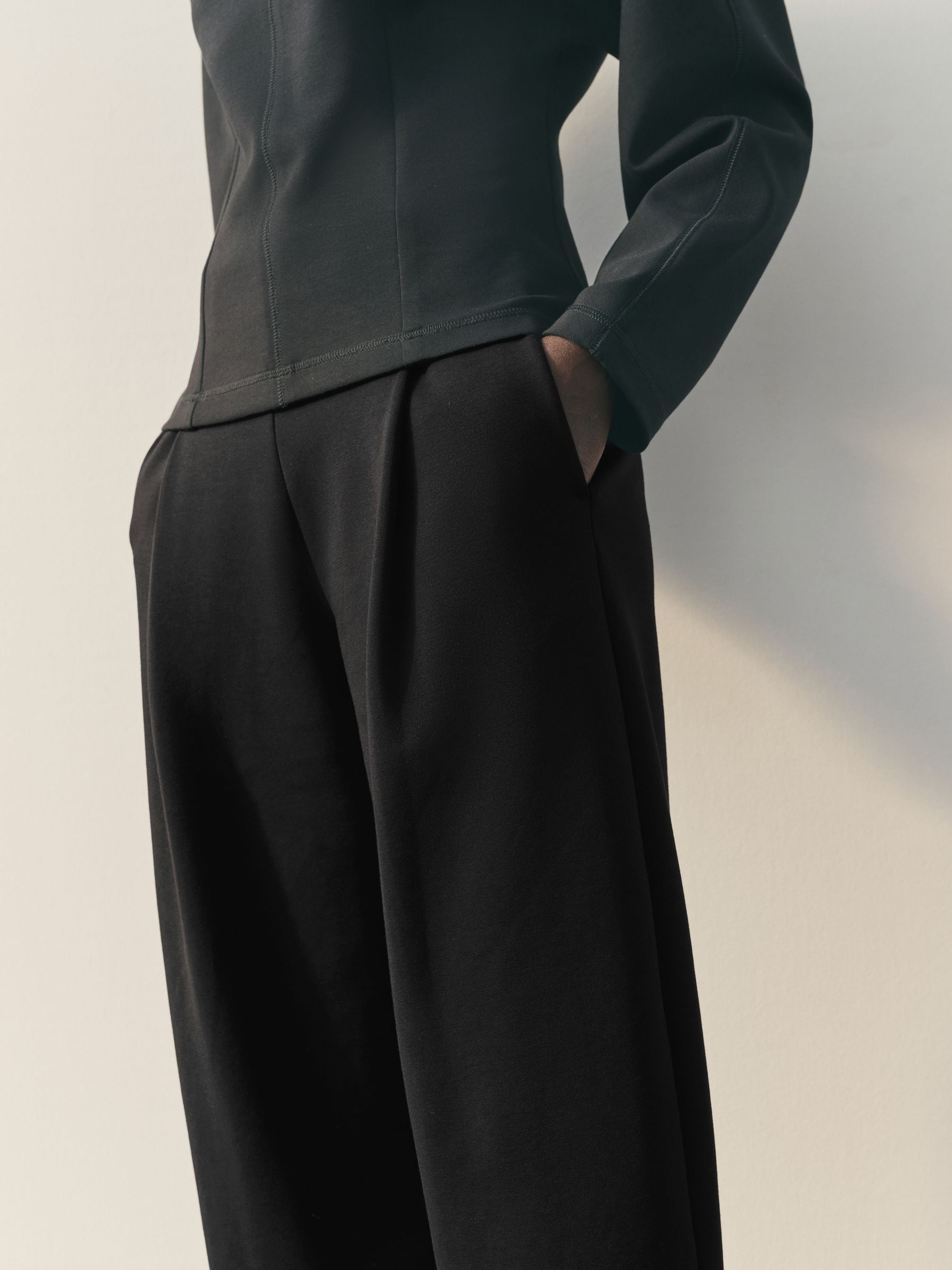 Zwart - Nothing Ordinary Luxe Barrel Leg Sweat Trousers