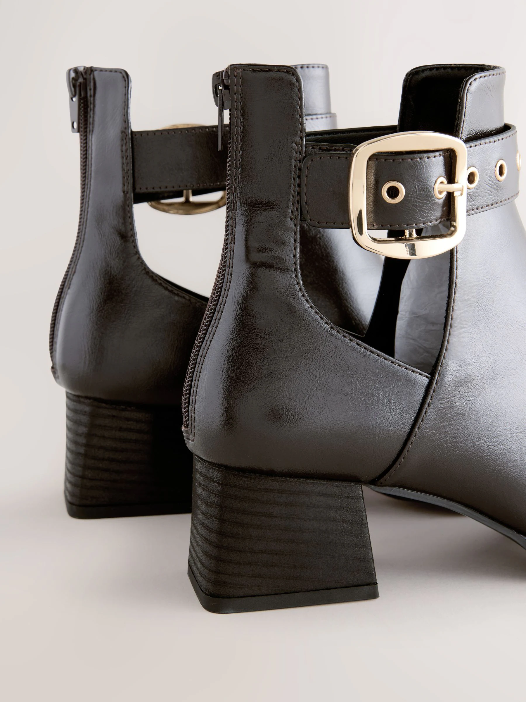 Chocoladebruin - Forever Comfort® Cut Out Buckle Detail Ankle Boots