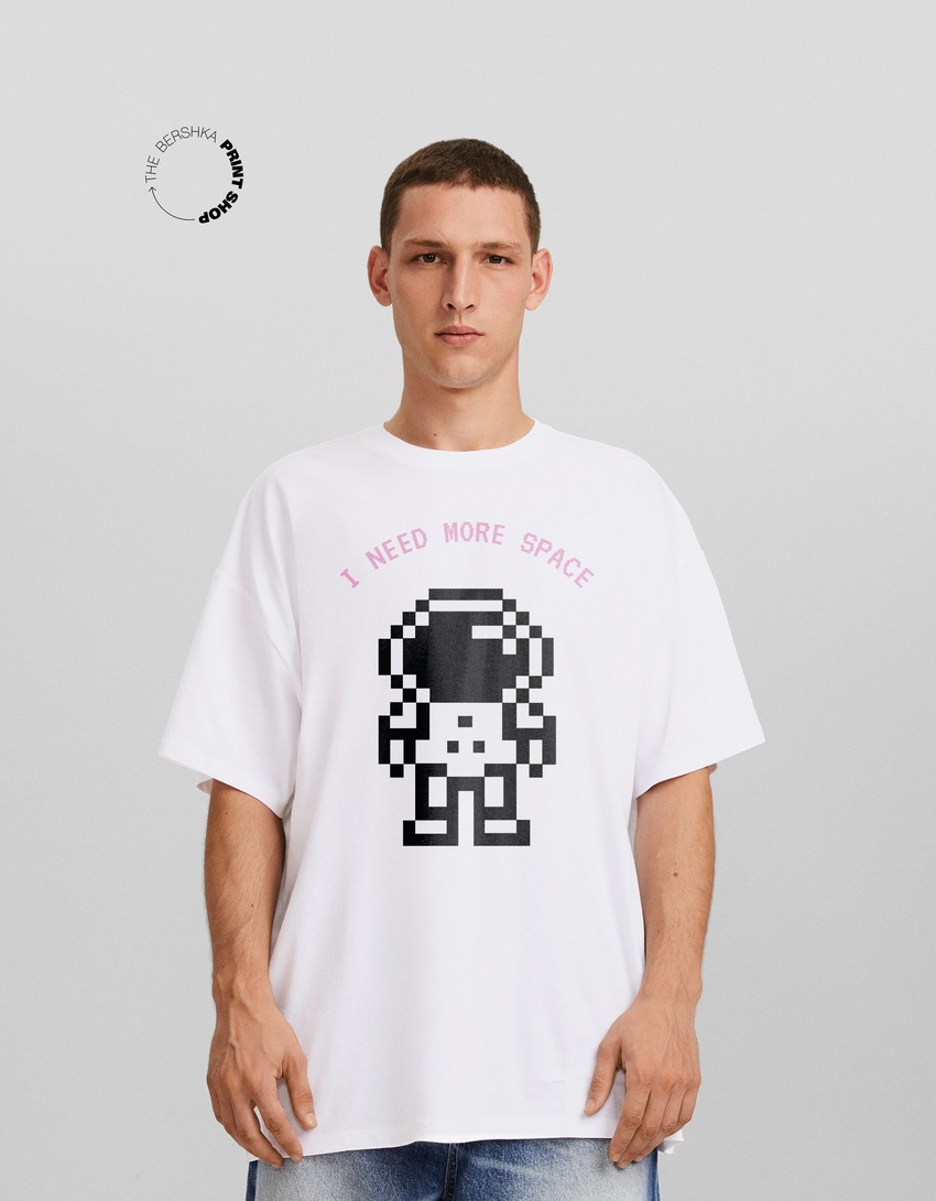 Camiseta oversized da moda com mangas curtas e estampa.