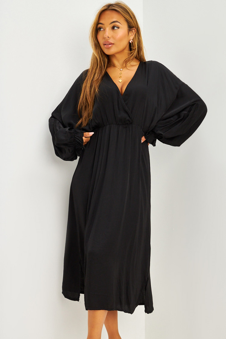 Robe longue satinée cintrée noire