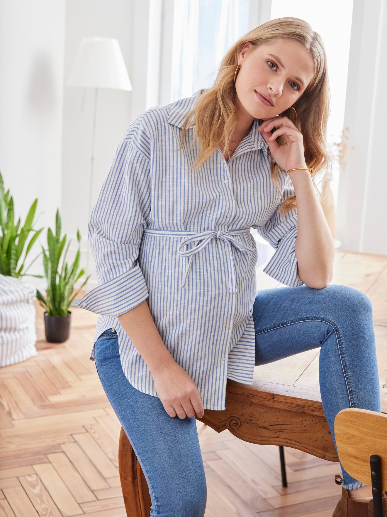 Blusa listrada de algodão com efeito linho, ideal para maternidade e amamentação, listras azuis.