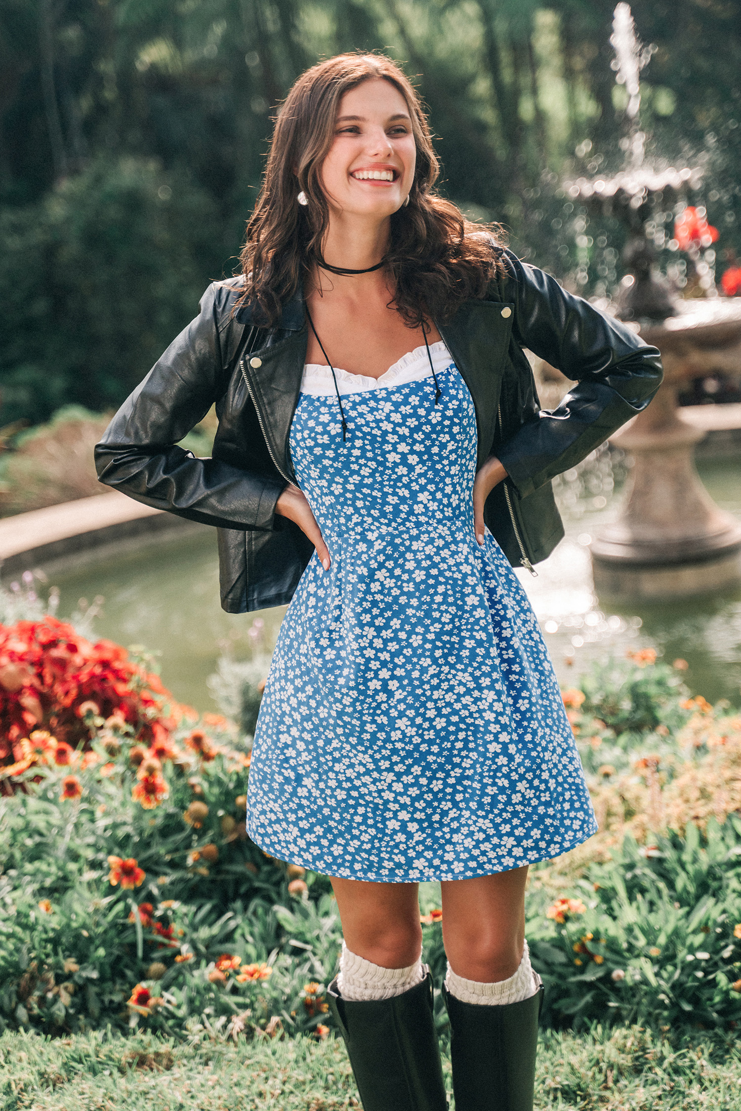 Robe mini fleurie sans manches à col en cœur bleu