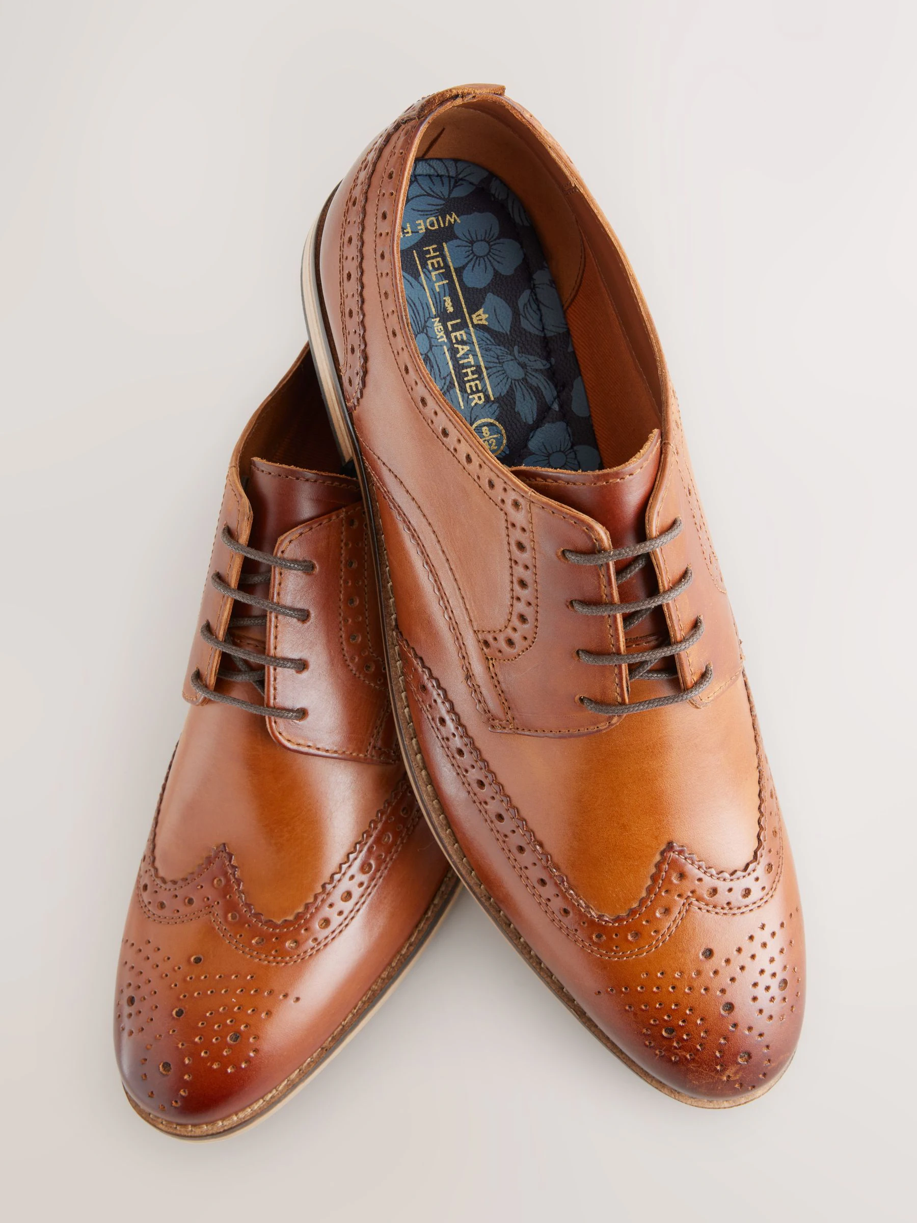 Lichtbruin - Wijde pasvorm - Brogues van leer met contrasterende zool