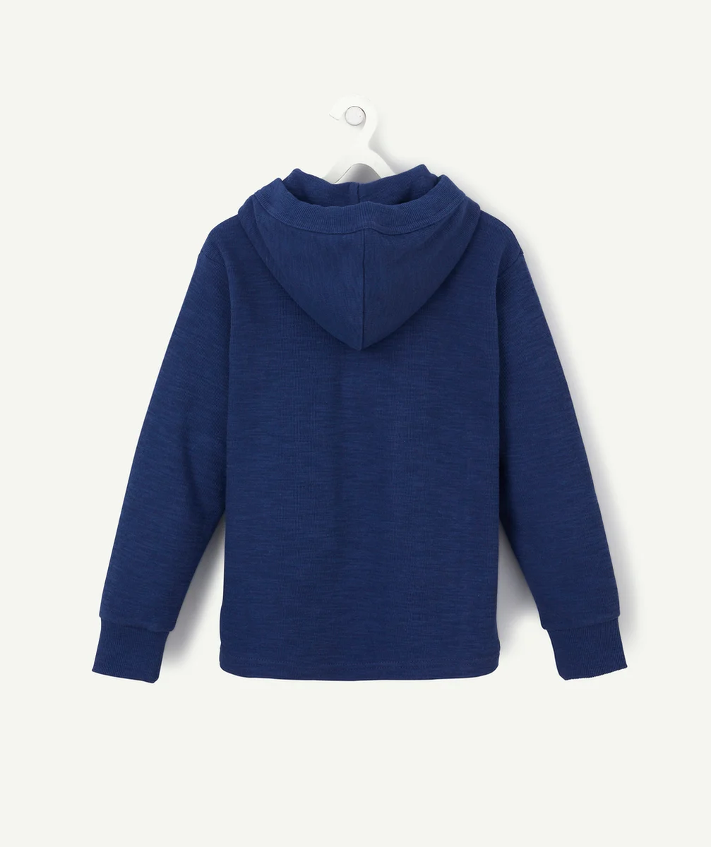 LE T-SHIRT BLEU À CAPUCHE AVEC POCHE