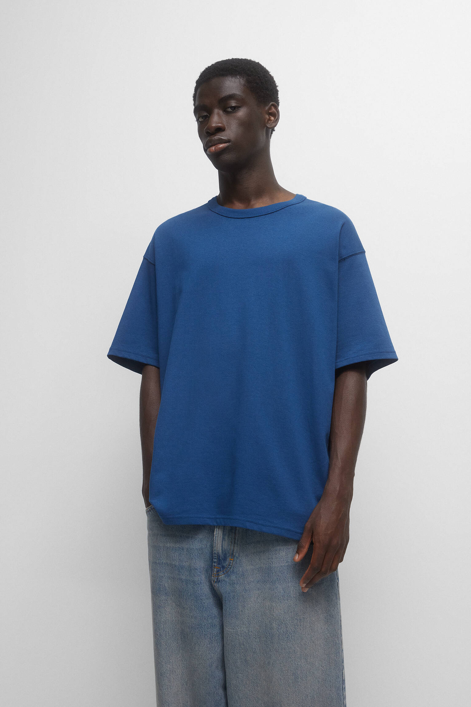 CAMISETA BÁSICA, MALHA GROSSA - ÍNDIGO