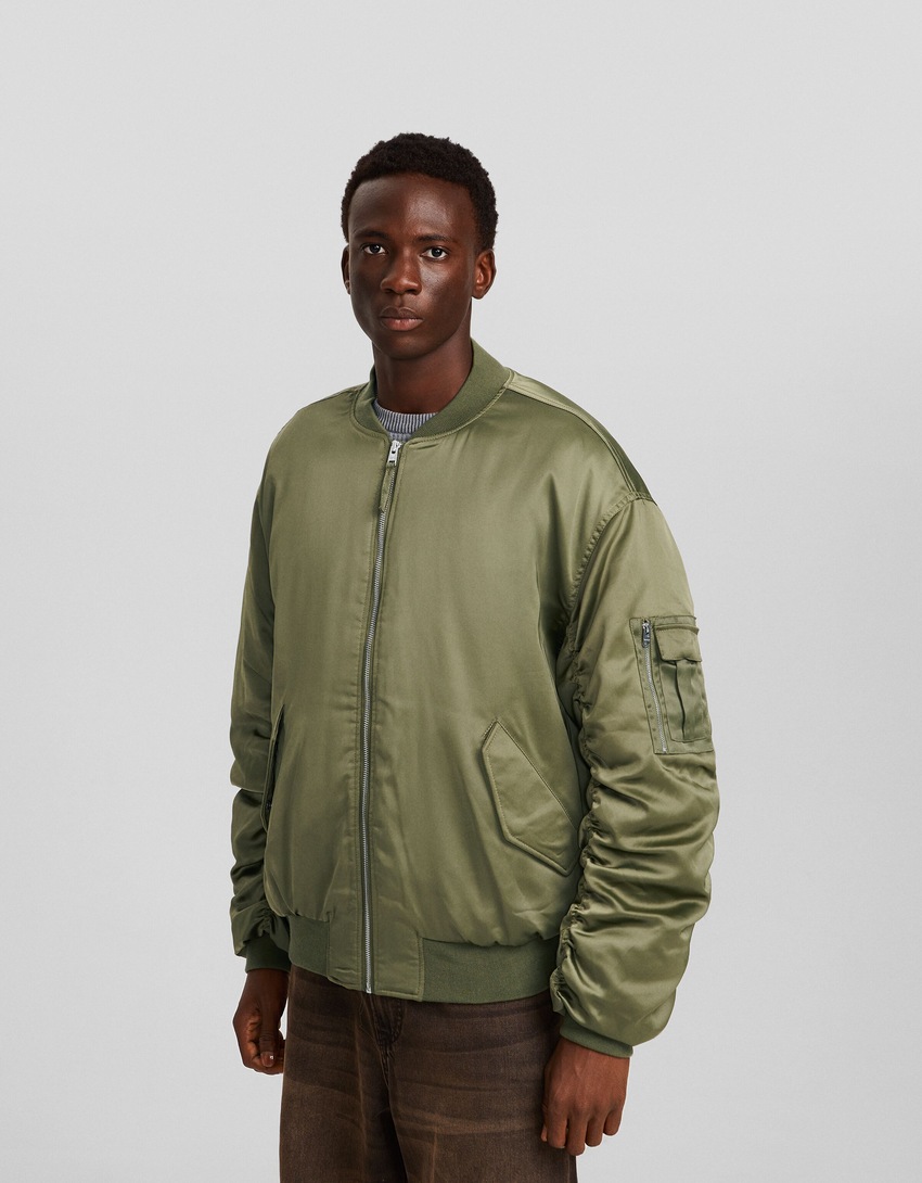 Jaqueta bomber com efeito acetinado
