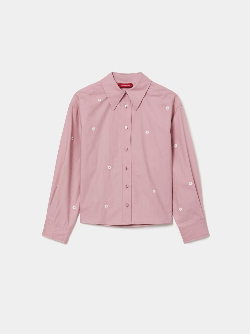 Camisa com flores bordadas em lantejoulas