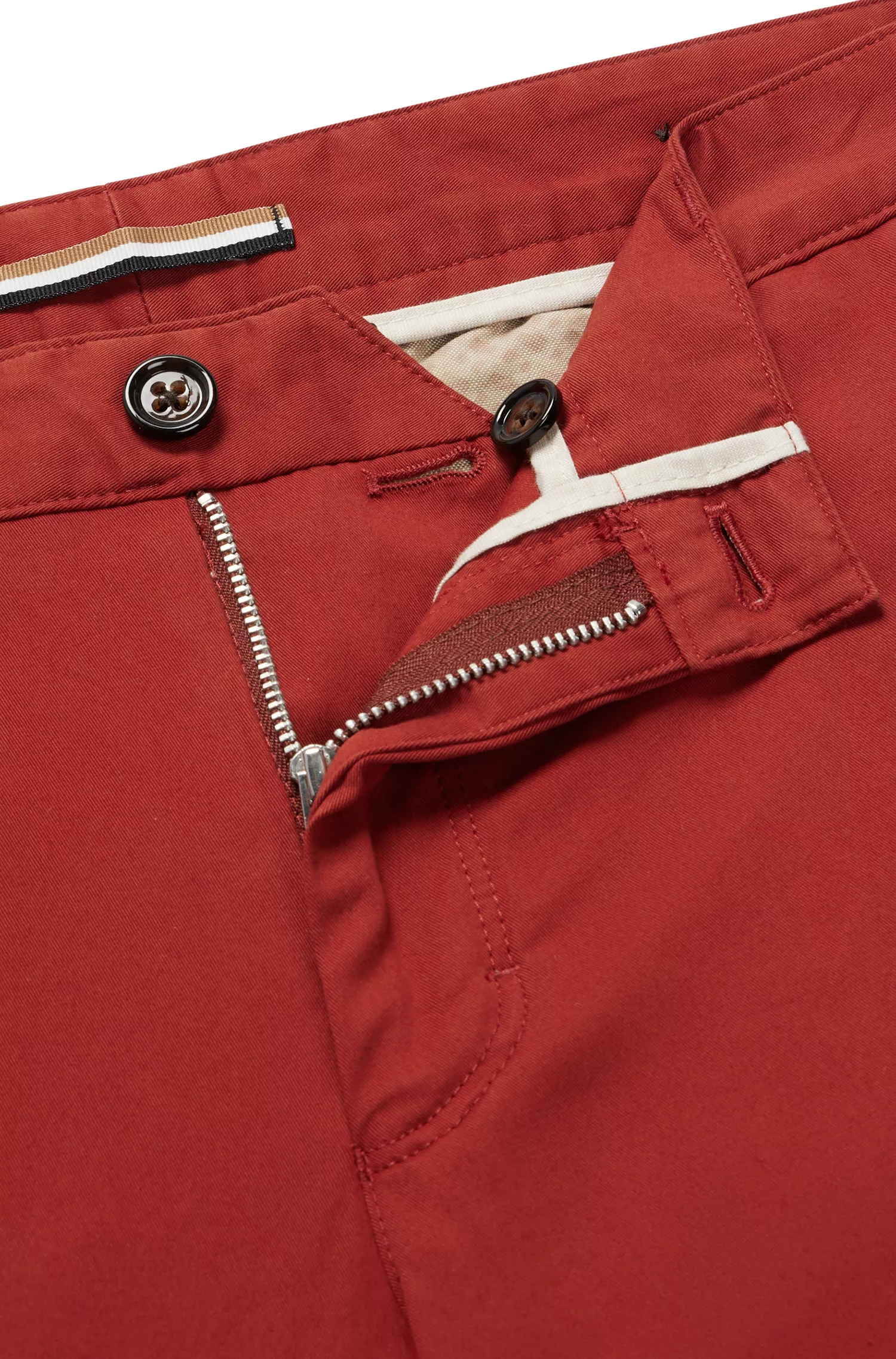 Calça BOSS preta de corte slim, em algodão elástico com a icônica faixa lateral.