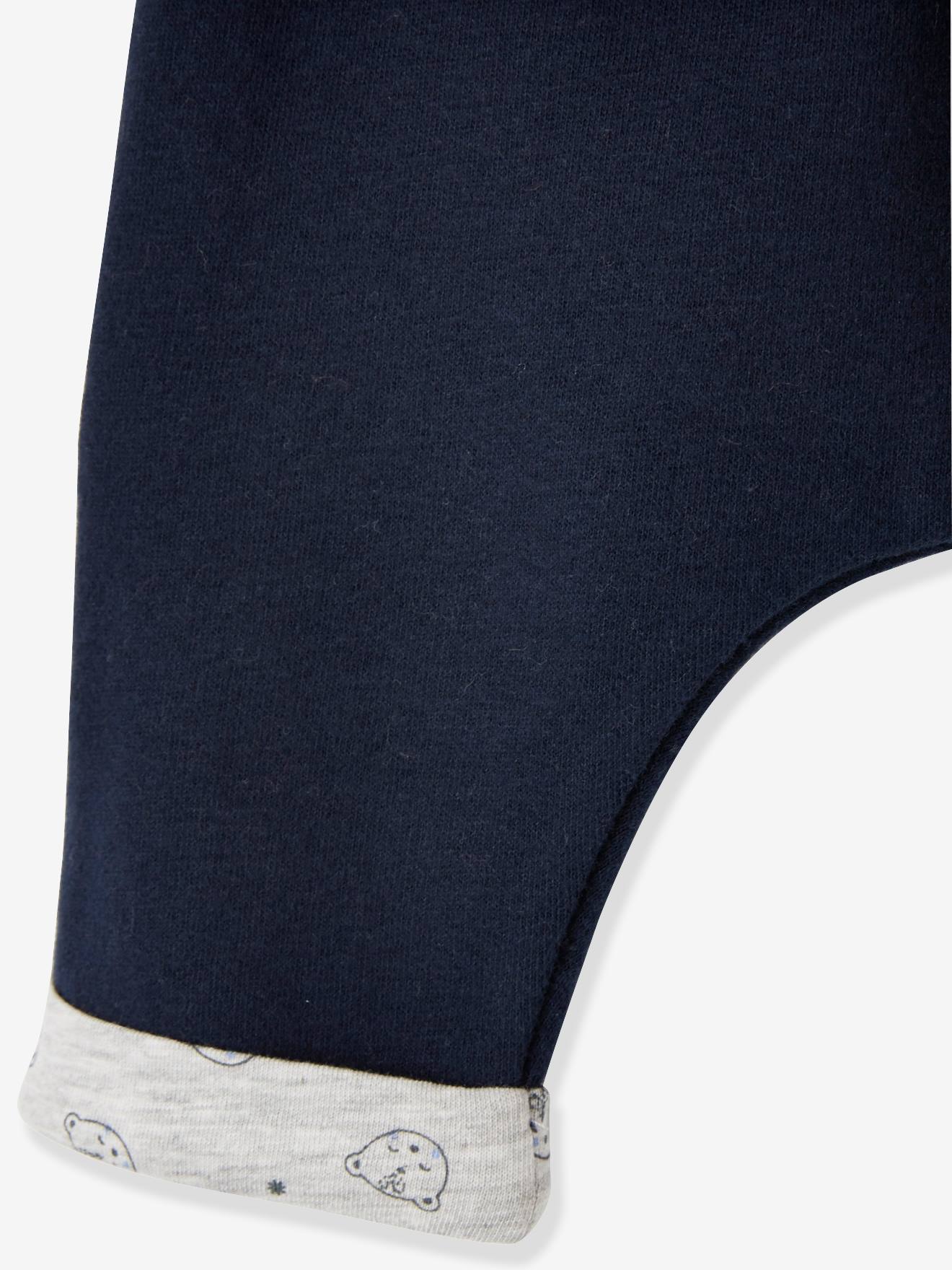 Conjunto personalizável para recém-nascido composto por moletom e calça lisa azul-escura com estampas.