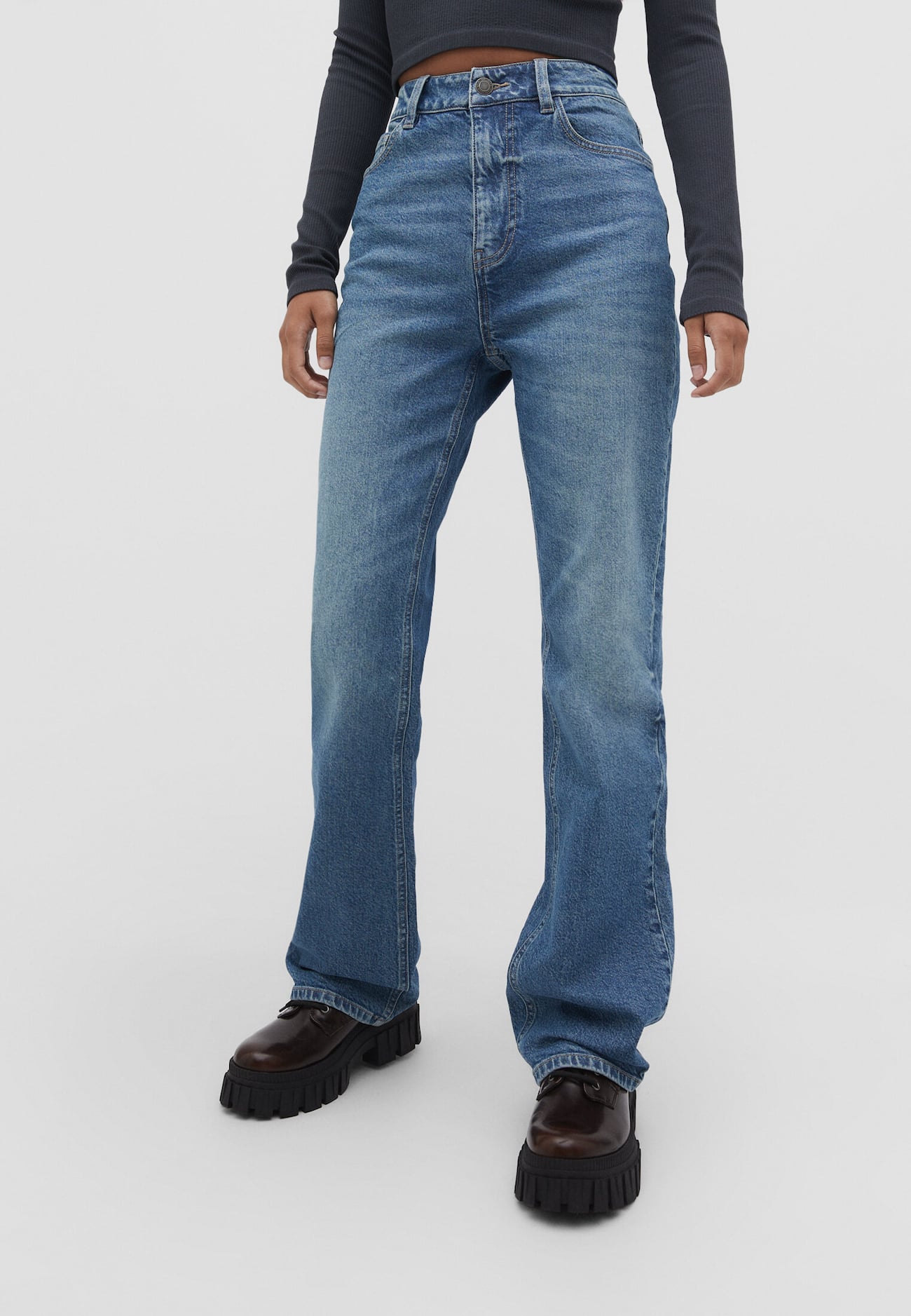 calça jeans reta e confortável