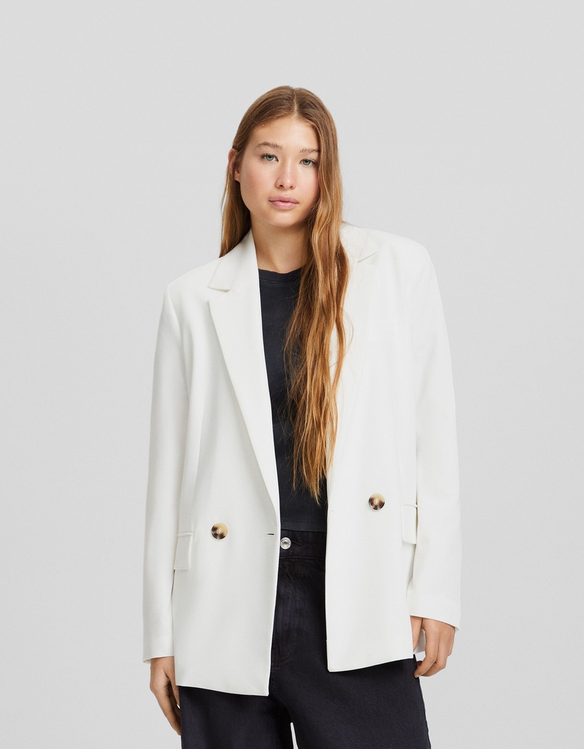 Blazer feminino de corte regular e abotoamento duplo.