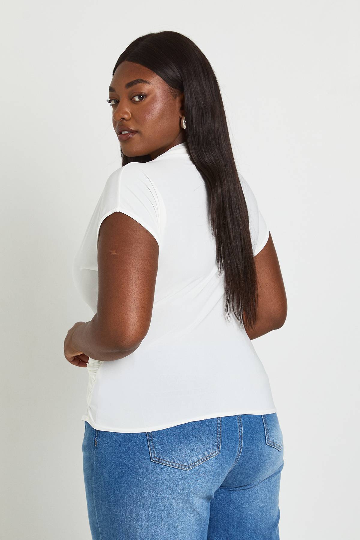 boohoo Haut Grande Taille À Manches Courtes Avec Détail Drapé Effet Slinky