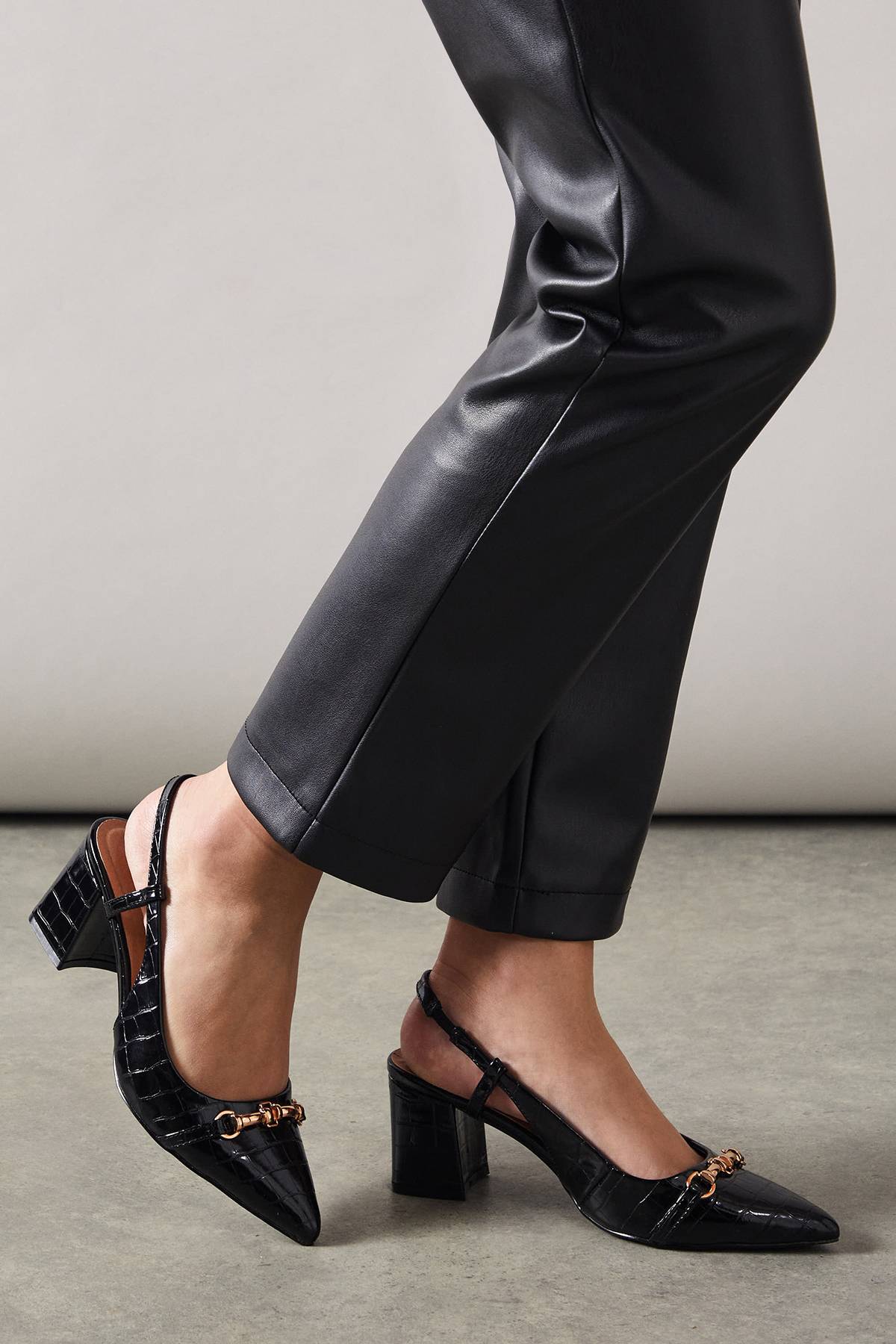 Wallis Escarpins Slingback à Talon Bloc et Bout Pointu Darcia avec Détail Mors - Coupe Large
