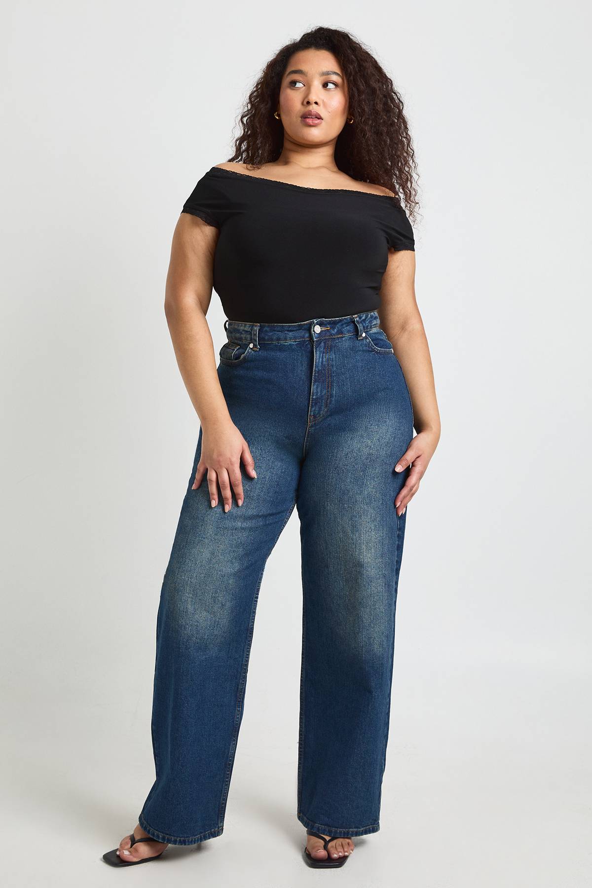boohoo Body Grande Taille à Épaules Dénudées avec Finition Dentelle