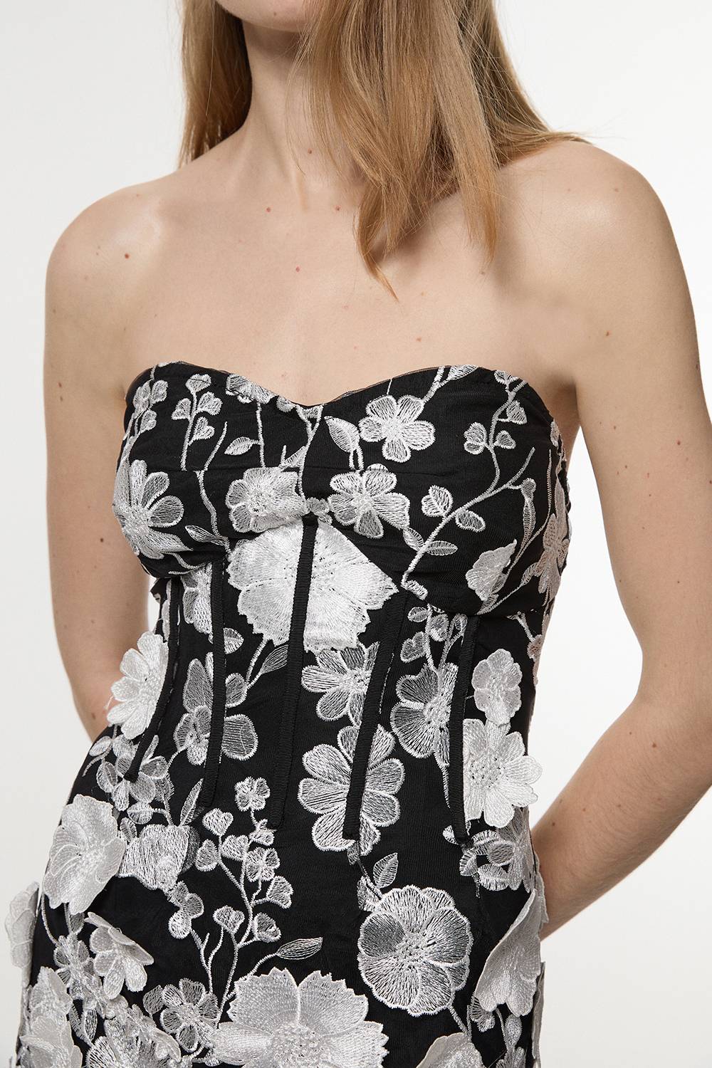 KarenMillen Robe Mini en Tissu Tissé Structuré à Appliqué Floral