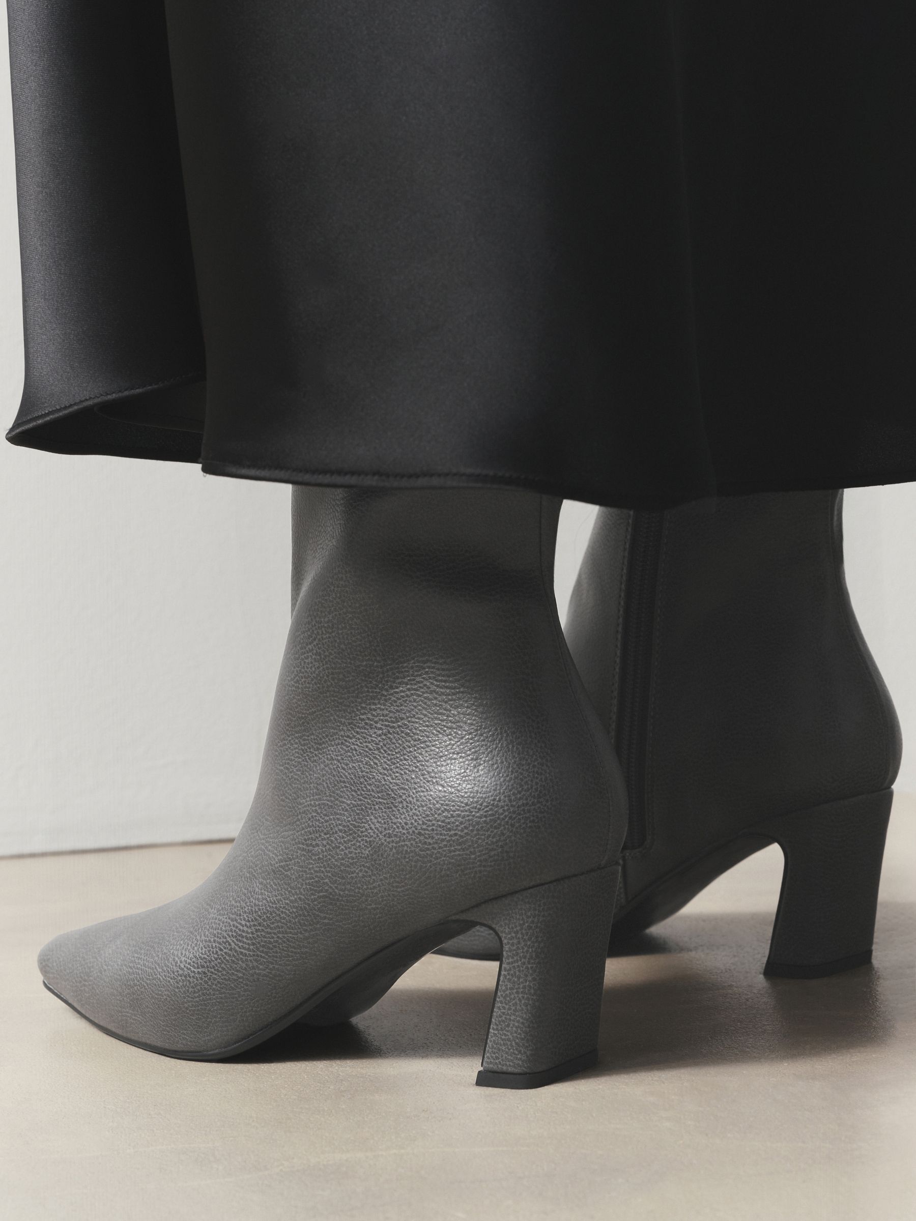 Grijs - Forever Comfort® enkellaarsjes met hak en spitse neus