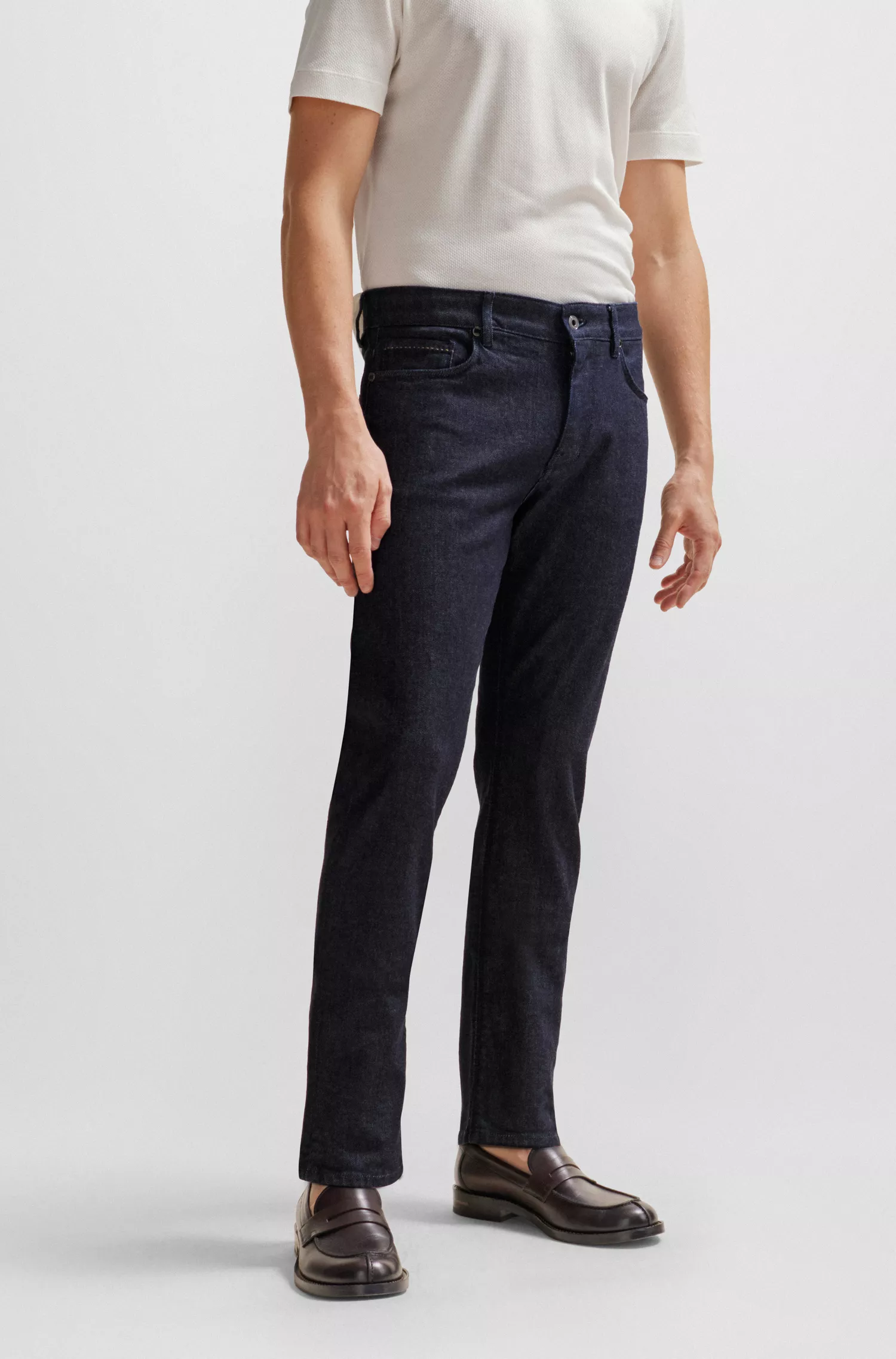 Calça jeans BOSS Camel Slim-fit em denim azul de luxo e conforto.